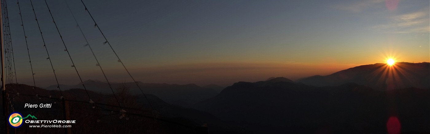 98 Panorama al tramonto dal Pizzo Cerro.jpg